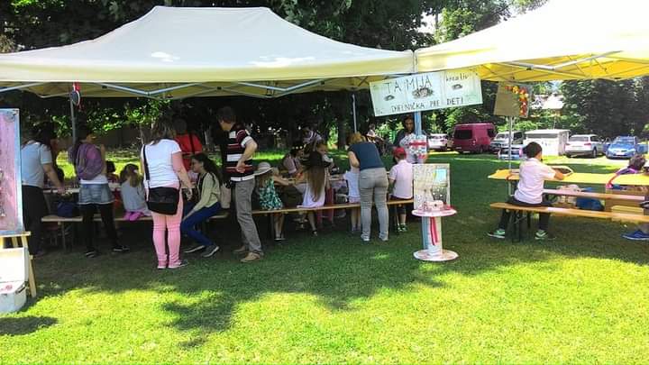 Dielnička na výstave deti aj dospelí si maľovali sadrove ruže , ktoré som pripravila 300ks